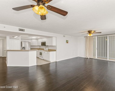 800 Del Rio Way - Photo Thumbnail 7