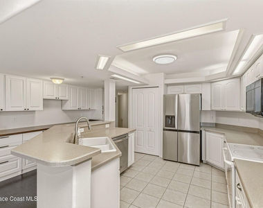 800 Del Rio Way - Photo Thumbnail 3
