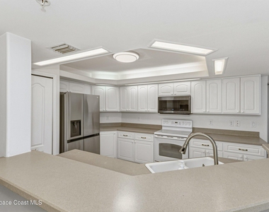 800 Del Rio Way - Photo Thumbnail 4