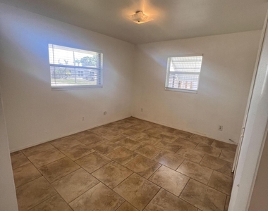 2407 Lakeview Drive - Photo Thumbnail 6