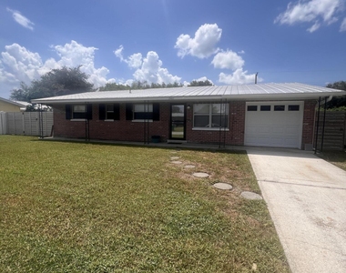 2407 Lakeview Drive - Photo Thumbnail 1