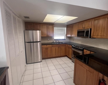 2407 Lakeview Drive - Photo Thumbnail 3