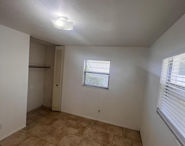 2407 Lakeview Drive - Photo Thumbnail 11