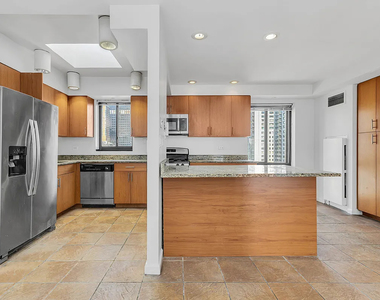 360 East 57th Street - Photo Thumbnail 2