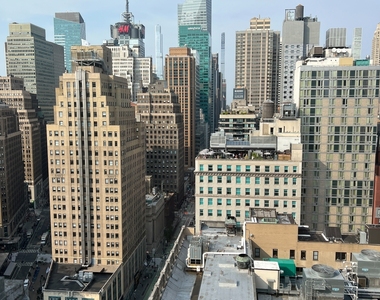 West 34th Street (5TH AVE & BROADWAY) - Photo Thumbnail 4