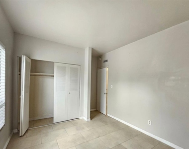 7610 W Powhatan Avenue - Photo Thumbnail 13