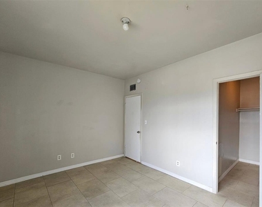 7610 W Powhatan Avenue - Photo Thumbnail 10