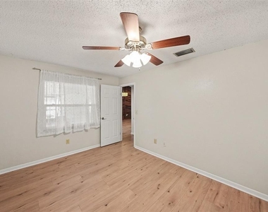 1913 Cedarbrooke Drive - Photo Thumbnail 11
