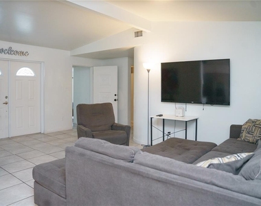 2804 N 33rd Street - Photo Thumbnail 5