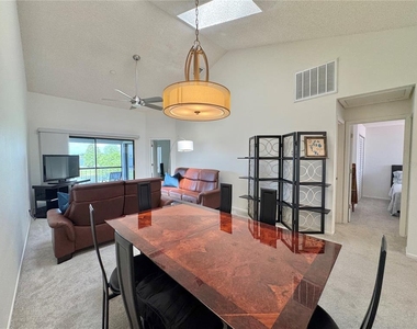 715 Magnolia Place - Photo Thumbnail 4