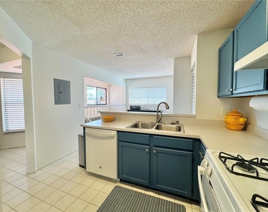 715 Magnolia Place - Photo Thumbnail 14