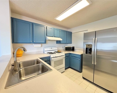 715 Magnolia Place - Photo Thumbnail 13