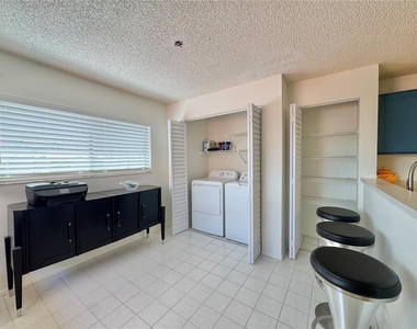 715 Magnolia Place - Photo Thumbnail 8