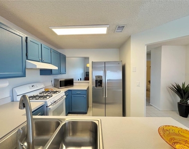 715 Magnolia Place - Photo Thumbnail 11