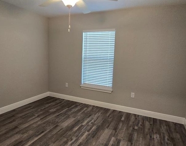 217 Oak Lane Circle - Photo Thumbnail 12