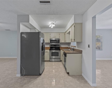 2711 N Dellwood Drive - Photo Thumbnail 6