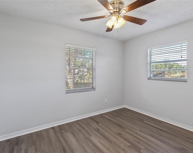 2711 N Dellwood Drive - Photo Thumbnail 2