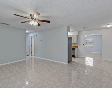 2711 N Dellwood Drive - Photo Thumbnail 7