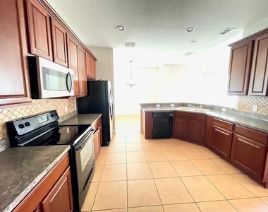 1023 Whirlaway Drive - Photo Thumbnail 3