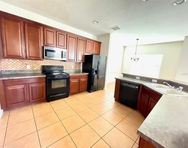 1023 Whirlaway Drive - Photo Thumbnail 4