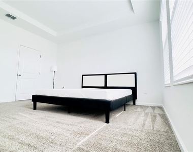 3255 Laurent Loop - Photo Thumbnail 6