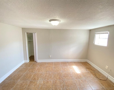 812 W Livingston Street - Photo Thumbnail 2