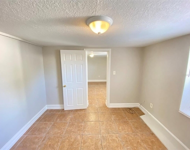 812 W Livingston Street - Photo Thumbnail 8