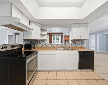 8334 Crosswicks Drive - Photo Thumbnail 4
