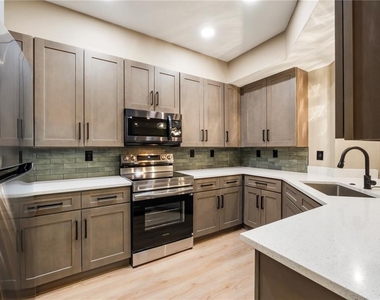 5512 Metrowest Boulevard - Photo Thumbnail 4