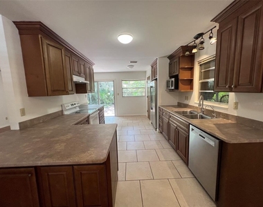 703 Ne 5th Place - Photo Thumbnail 8