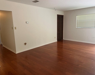 703 Ne 5th Place - Photo Thumbnail 3