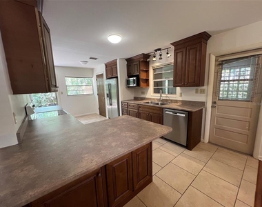703 Ne 5th Place - Photo Thumbnail 6