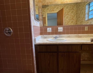 703 Ne 5th Place - Photo Thumbnail 11