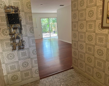 703 Ne 5th Place - Photo Thumbnail 1