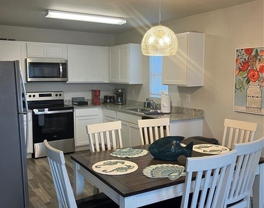 4109 Ne 20th Place - Photo Thumbnail 6