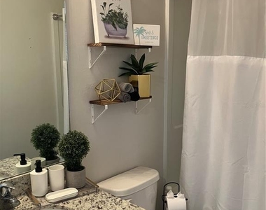 4109 Ne 20th Place - Photo Thumbnail 9