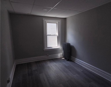 927 Jackson Street - Photo Thumbnail 4