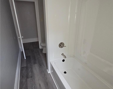 927 Jackson Street - Photo Thumbnail 6
