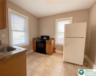 429 E 4th Street - Photo Thumbnail 6