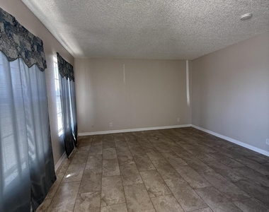 955 Versailles Drive - Photo Thumbnail 6