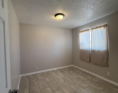 955 Versailles Drive - Photo Thumbnail 27