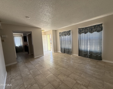 955 Versailles Drive - Photo Thumbnail 7
