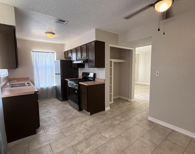 955 Versailles Drive - Photo Thumbnail 19