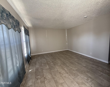 955 Versailles Drive - Photo Thumbnail 5