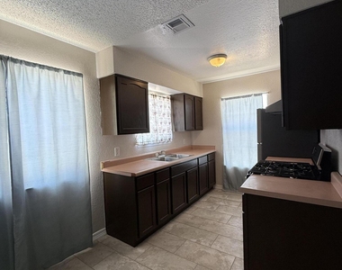 955 Versailles Drive - Photo Thumbnail 38