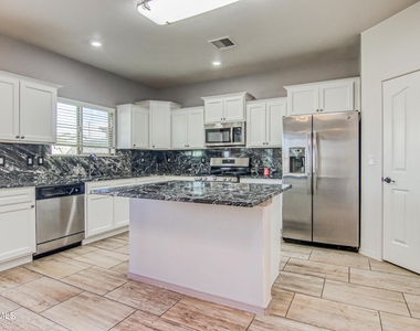 7545 Wolf Creek Drive - Photo Thumbnail 10
