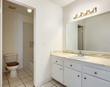 1405 Vegas Valley Drive - Photo Thumbnail 18