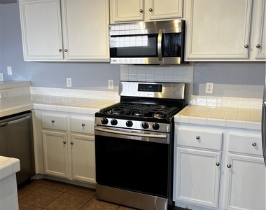 6905 Cobre Azul Avenue - Photo Thumbnail 4