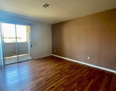 231 W Horizon Ridge Parkway - Photo Thumbnail 4