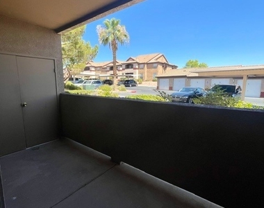 231 W Horizon Ridge Parkway - Photo Thumbnail 12